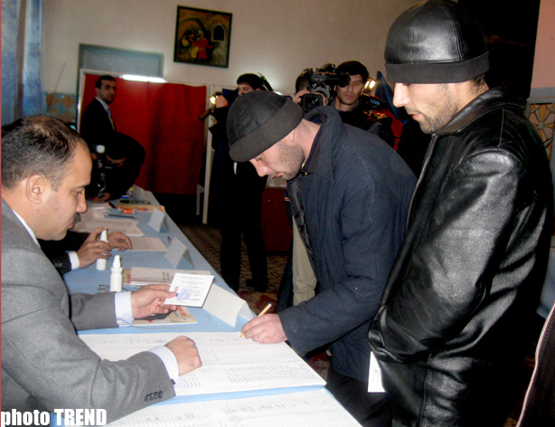 К 12:30 в трех исправительных учреждениях Баку проголосовали более половины заключенных