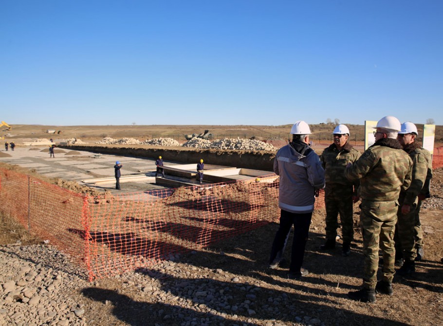 Министр обороны осмотрел ряд строящихся военных объектов в прифронтовой зоне