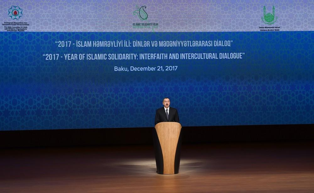 Prezident İlham Əliyev “2017-İslam Həmrəyliyi İli: Dinlər və mədəniyyətlərarası dialoq” mövzusunda keçirilən beynəlxalq konfransda iştirak edir