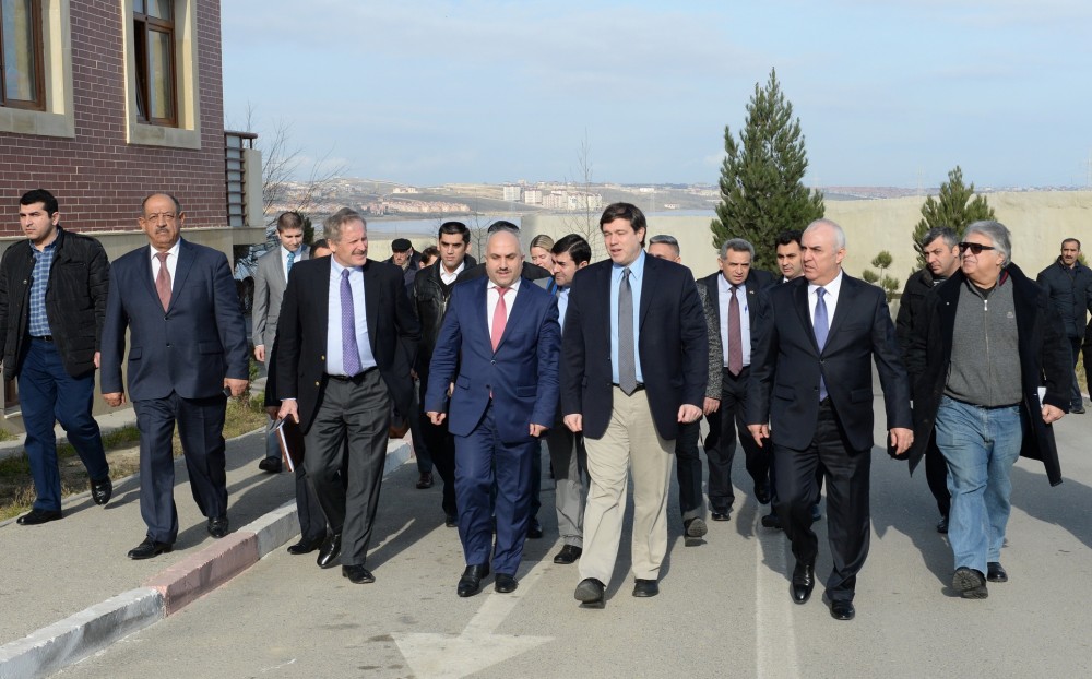 US diplomats visit Azerbaijani IDPs