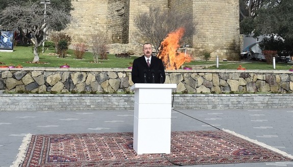 Президент Ильхам Алиев принимает участие во всенародном веселье по случаю Новруз байрамы