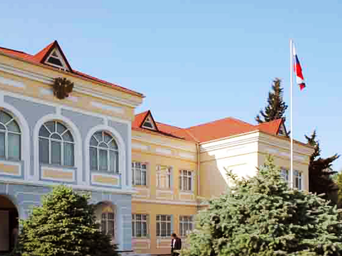 В посольстве России в Баку приспущен государственный флаг и открыта книга соболезнований