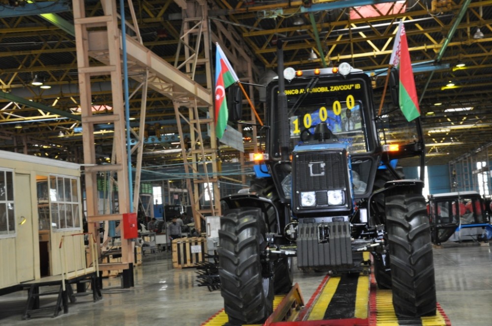 На Гянджинском автомобильном заводе с конвейера сошел 10-тысячный трактор