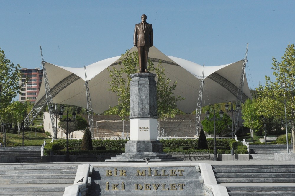 Prezident İlham Əliyev Ankaradakı Heydər Əliyev Parkında Ulu Öndərin abidəsini ziyarət edib