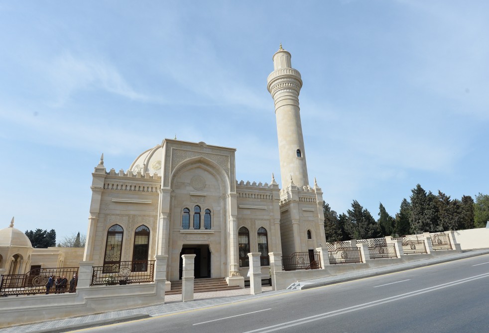 Президент Ильхам Алиев принял участие в открытии нового здания мечети Гаджи Джавада