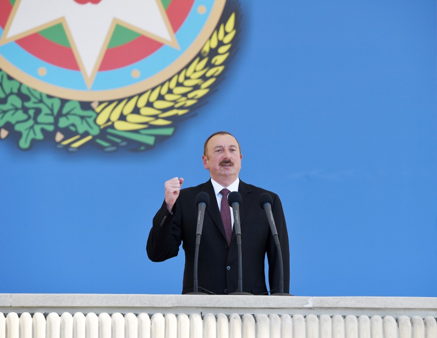 Президент Ильхам Алиев: Наступит день, когда азербайджанский флаг, поднятый после освобождения на остающихся сегодня под оккупацией землях, будет доставлен на площадь Азадлыг и продемонстрирован на военном параде