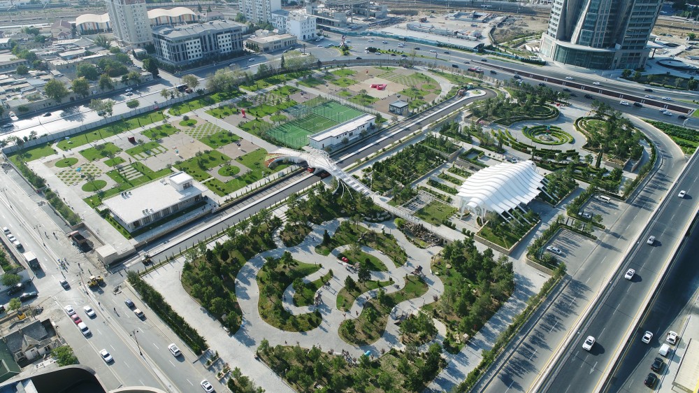 Prezident İlham Əliyev Xətai rayonunda salınan idman-əyləncə park kompleksinin açılışında iştirak edib