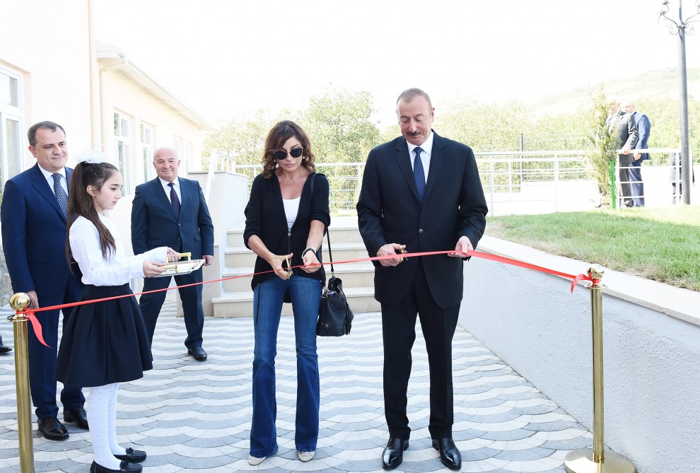 Prezident İlham Əliyev Şamaxı rayonunda Meysəri kənd tam orta məktəbinin yeni binasının açılışında iştirak edib