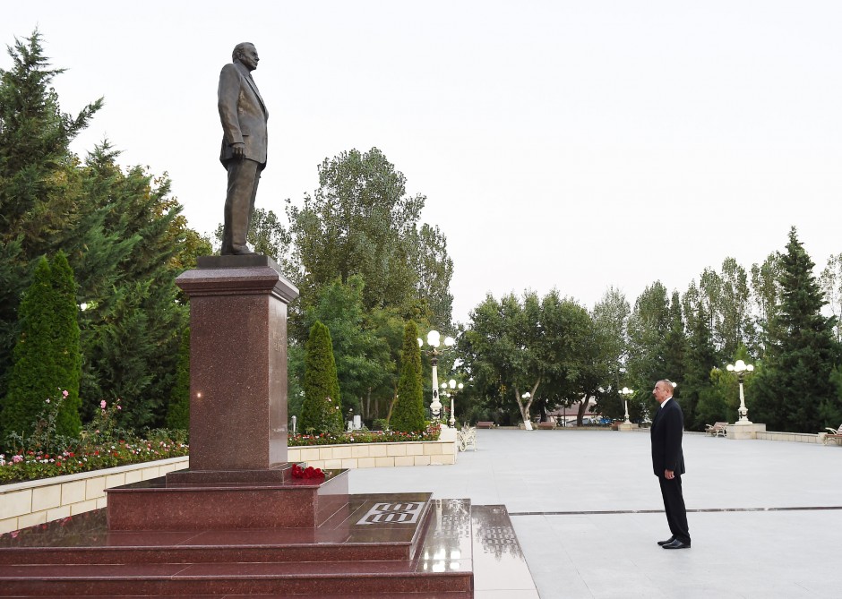 Посещение памятника общенациональному лидеру Гейдару Алиеву в Шамахе