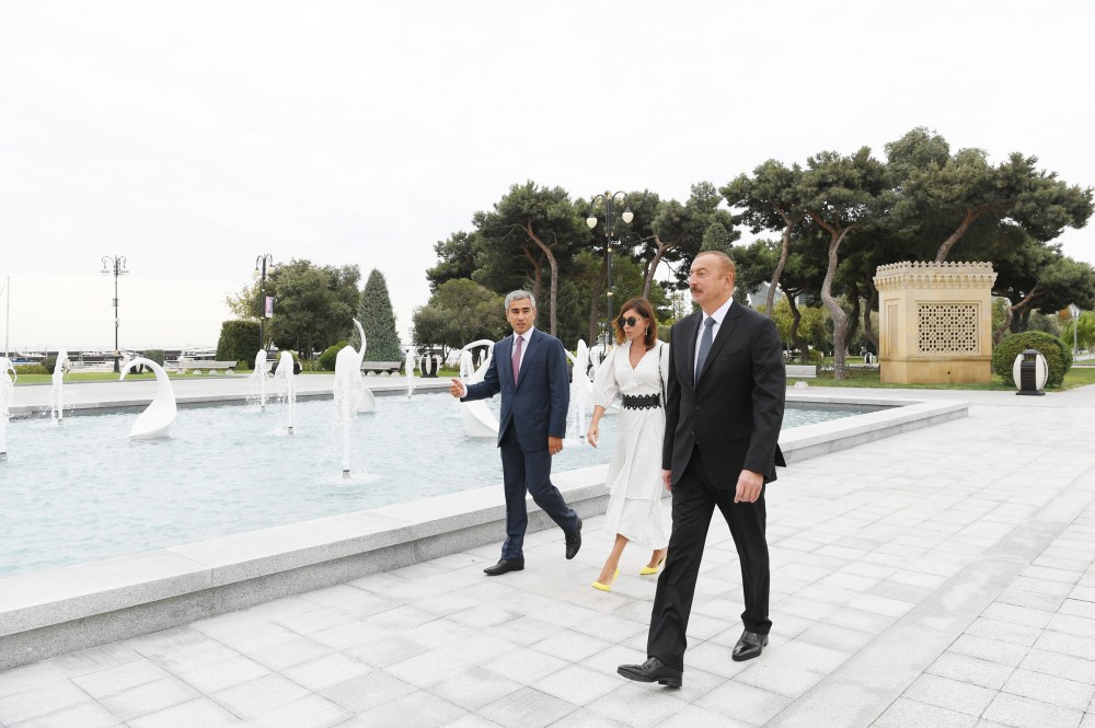 Президент Ильхам Алиев принял участие в открытии восстановленного фонтанного комплекса «Лебеди» на Бакинском бульваре