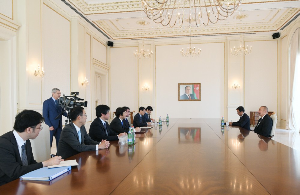 Президент Азербайджана Ильхам Алиев принял делегацию во главе с министром иностранных дел Японии Таро Коно