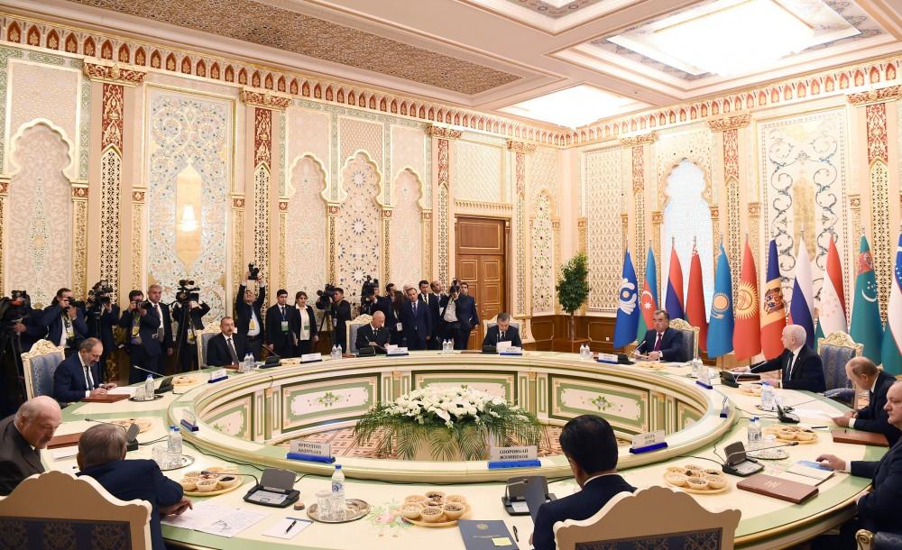 Президент Ильхам Алиев принял участие во встрече Совета глав государств СНГ в узком составе в Душанбе
