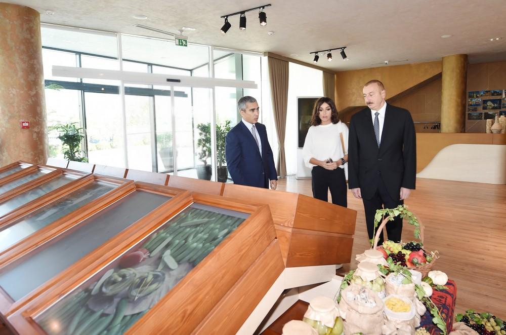 Президент Ильхам Алиев и Первая леди Мехрибан Алиева ознакомились с национальным павильоном с выставки «Милан Экспо 2015»