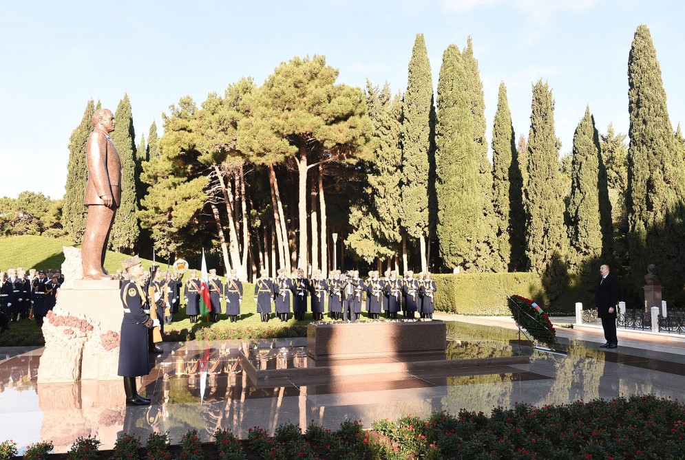 President Ilham Aliyev visited grave of national leader Heydar Aliyev