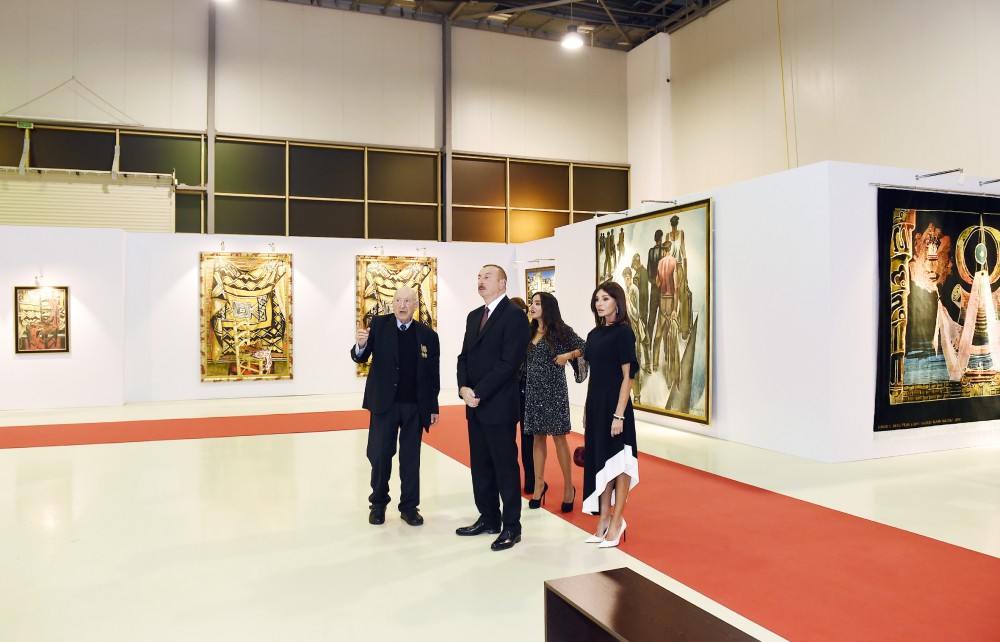 Президент Ильхам Алиев ознакомился с выставкой, посвященной 90-летнему юбилею народного художника Таира Салахова