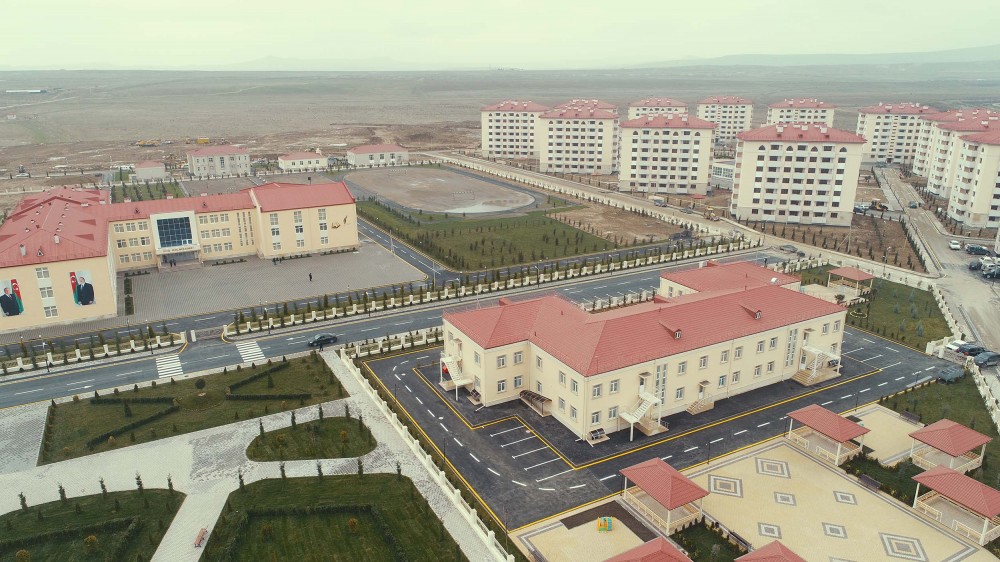 Президент Ильхам Алиев и Первая леди Мехрибан Алиева приняли участие в открытии жилого комплекса для семей вынужденных переселенцев