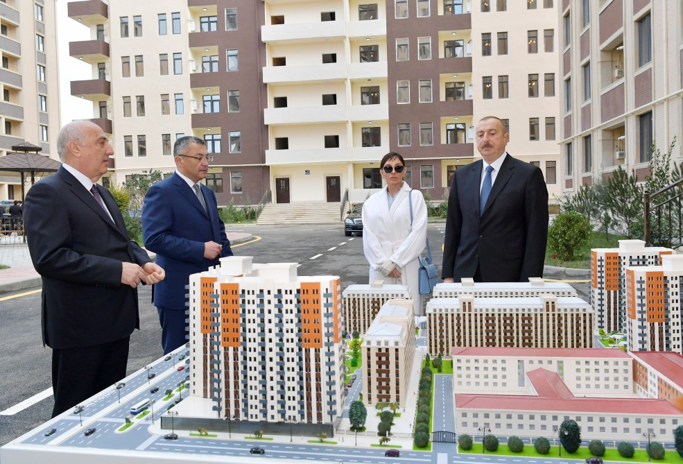 Президент Ильхам Алиев принял участие в открытии нового комплекса жилых зданий для семей беженцев и вынужденных переселенцев в Сумгайыте
