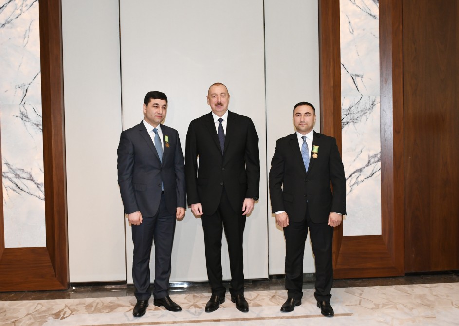 Президент Ильхам Алиев наградил наших соотечественников, проживающих в Украине, братьев Сабира и Умуда Шириновых медалью «За отвагу»