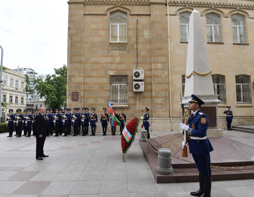 Президент Азербайджана посетил памятник АДР по случаю Дня Республики