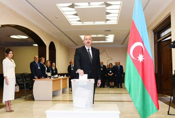 Президент Азербайджана Ильхам Алиев проголосовал на избирательном участке номер 6
